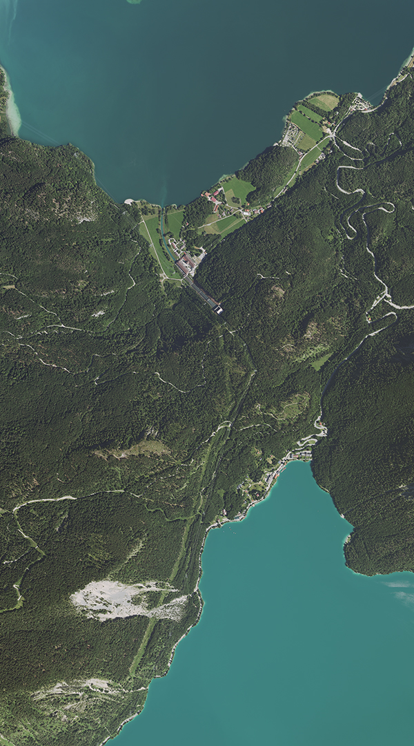 Luftbildaufnahme zweifache Seen von Walchen und Kochelsee zu sehen